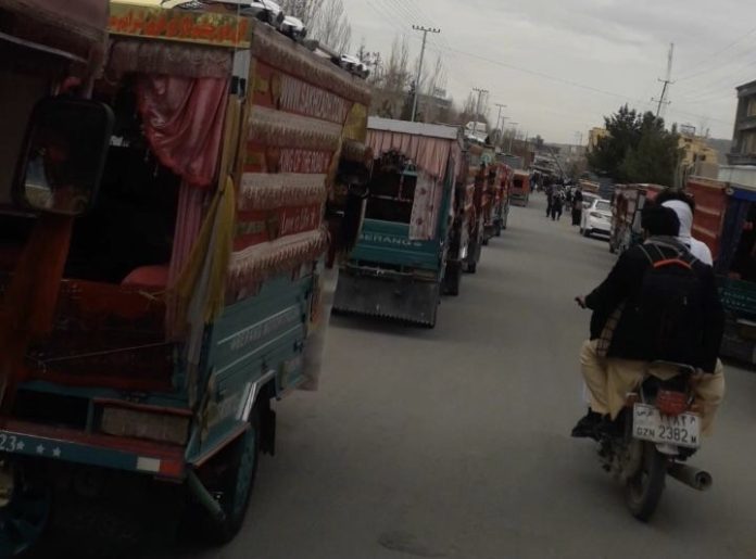طالبان از راننده‌گان ریکشاها در شهر غزنی اخاذی می کند