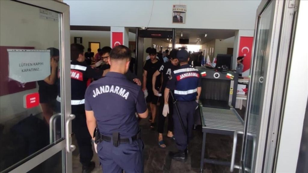 پلیس ترکیه ۴۰ پناهجوی افغانستانی را از داخل یک ماشین مواد غذایی بازداشت کردند