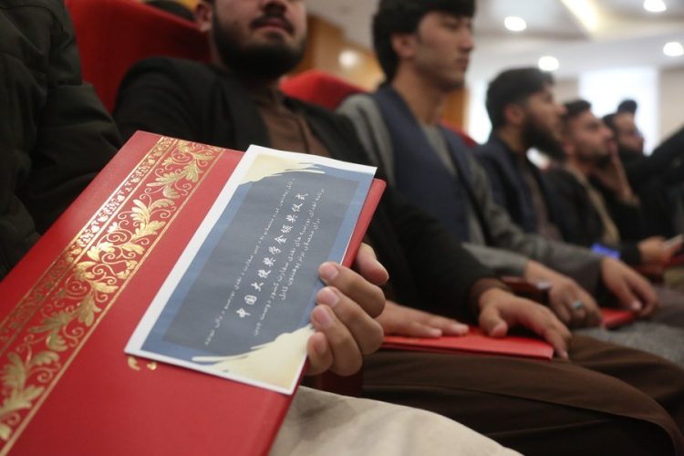 چین به ده‌ها دانشجوی دانشگاه کابل بورسیه تحصیلی اهدا کرد