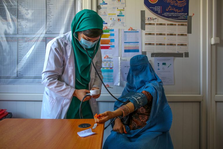 روز جهانی بهداشت؛ ۱۸ میلیون تن در افغانستان به کمک‌های بهداشتی وابسته‌اند