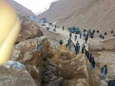 ۷ عضو یک خانواده بر اثر سقوط سنگ‌ از کوه در غور جان باختند